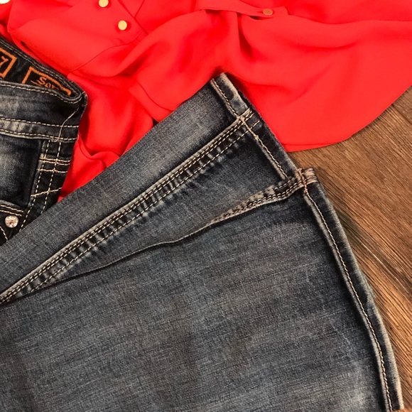 Women’s Straight Leg Rock Revival Jeans - Picture 4 of 4